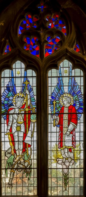 대천사 성 미카엘과 성 가브리엘_by Lincolnshire Stained Glass Studio_photo by Jules & Jenny_in the Church of St Nicholas in Lincoln_England.jpg